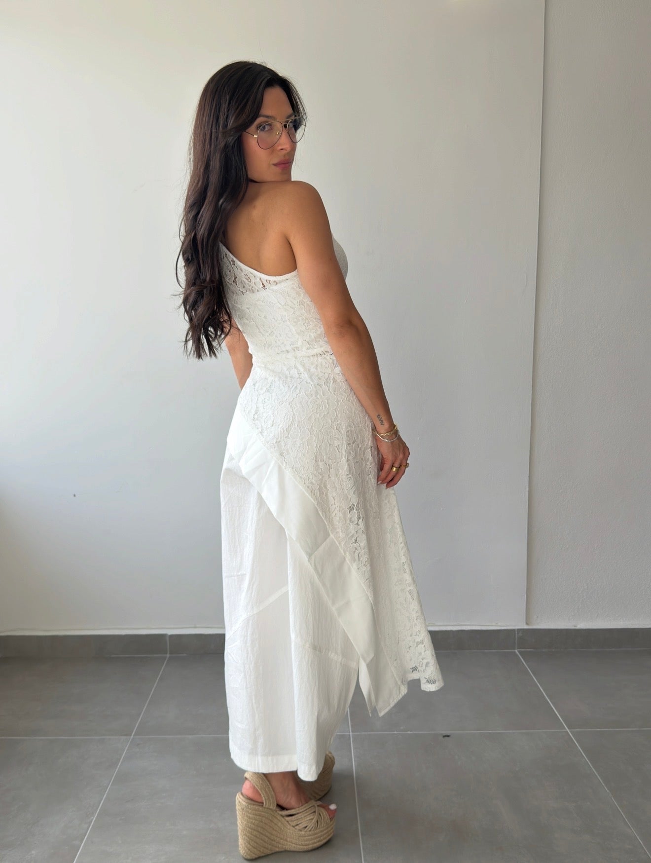 PRE ORDER White Lace Asymmetric Top (semana 25 JUNIO)